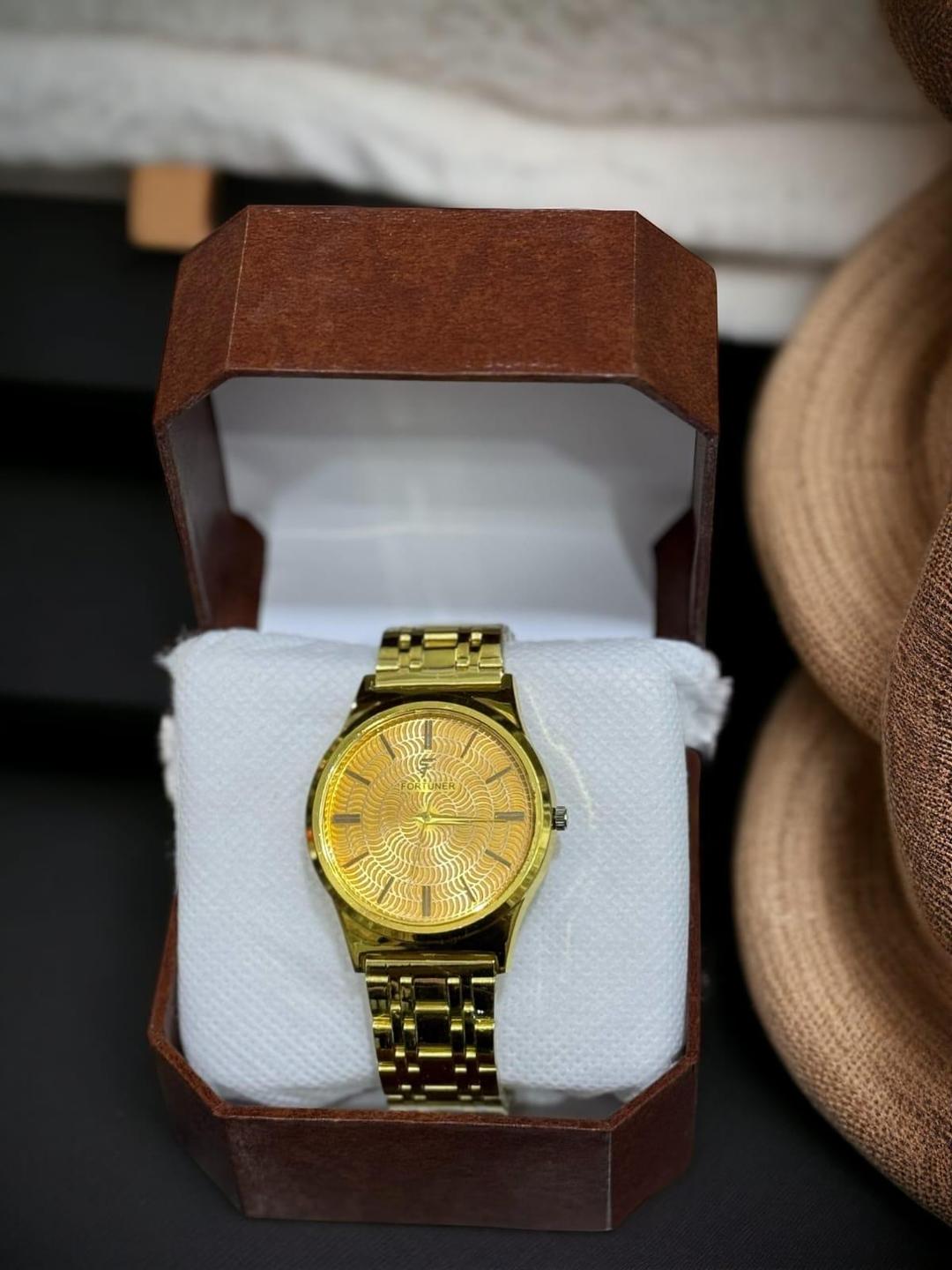 Men’s Quart Movement Round Analogue Watch with Textured Strap- 1 Pc