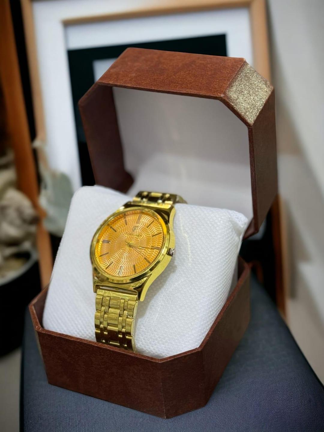 Men’s Quart Movement Round Analogue Watch with Textured Strap- 1 Pc